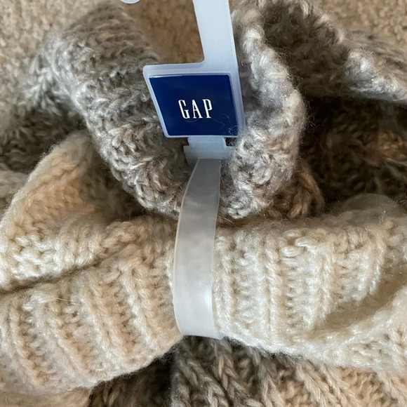 New with tags Gap sweater infinity scarf - Picture 3 of 3